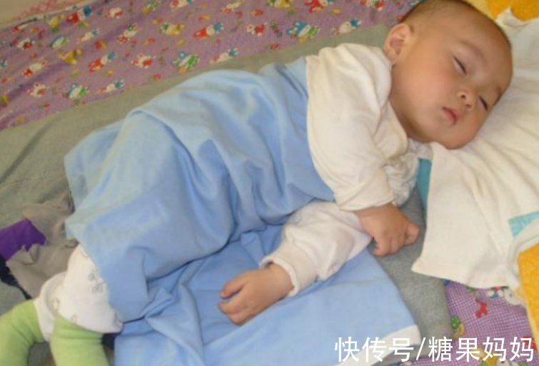 捂热综合症|宝宝在冬天容易被“捂”出病，给娃穿衣盖被的误区，许多家长在碰