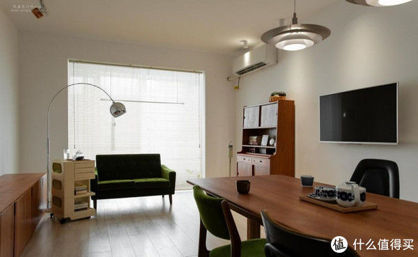 客厅|80后太太的“穷装”新居火了,大白墙不吊顶,却被评为最美盐系家