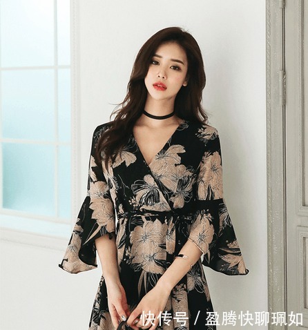 柔美|小姐姐爱穿碎花短裙,勾勒性感曲线,增添了女人妩媚的气息