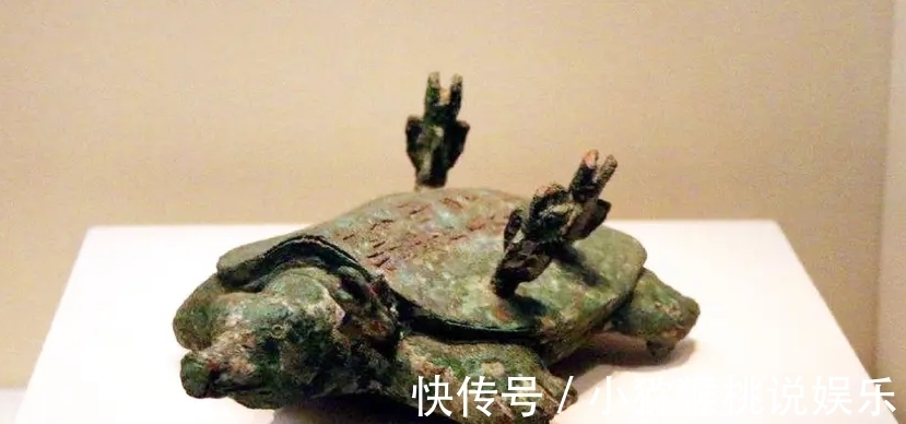 青铜器|河南老伯钓鱼钓出“乌龟”，龟背插着4支铜箭，专家：钓了18亿