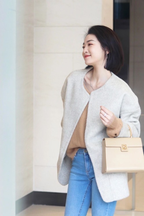 穿搭 天冷了,今年流行“大衣+牛仔裤”简约大气,意外美出新高度!