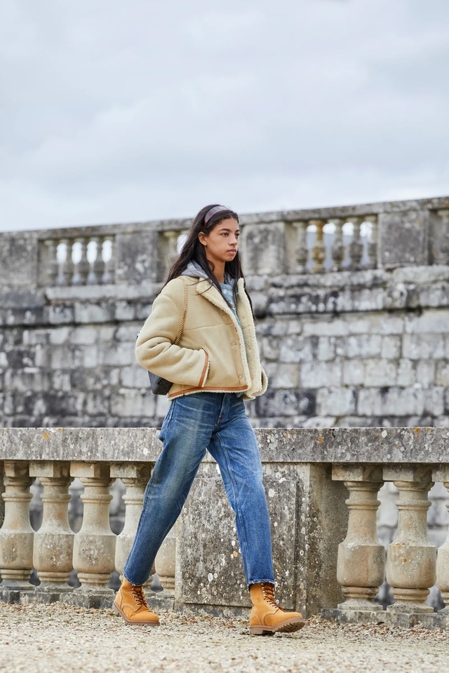 搭配|大衣先放一放,今冬流行“羊羔绒外套”,搭配这3款单品慵懒时髦