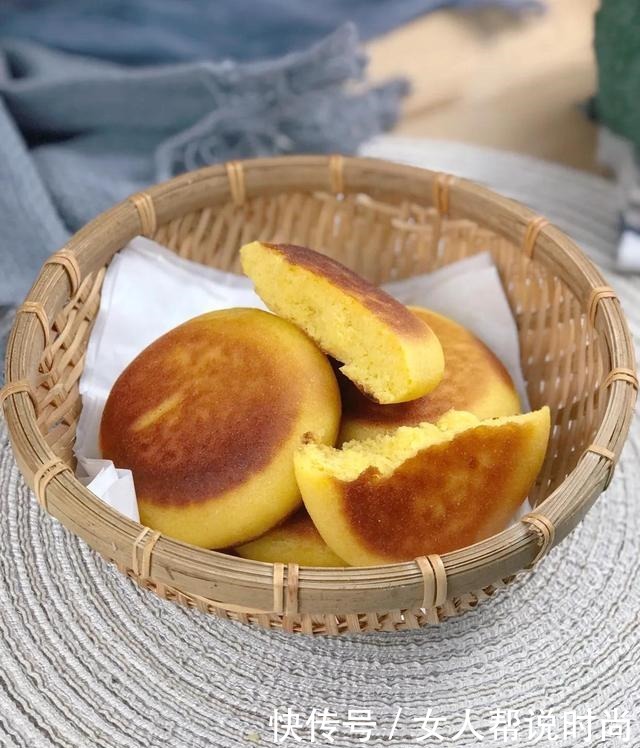 玉米面别再熬粥了,换这个吃法,金黄酥香,松软可口,5分钟一锅