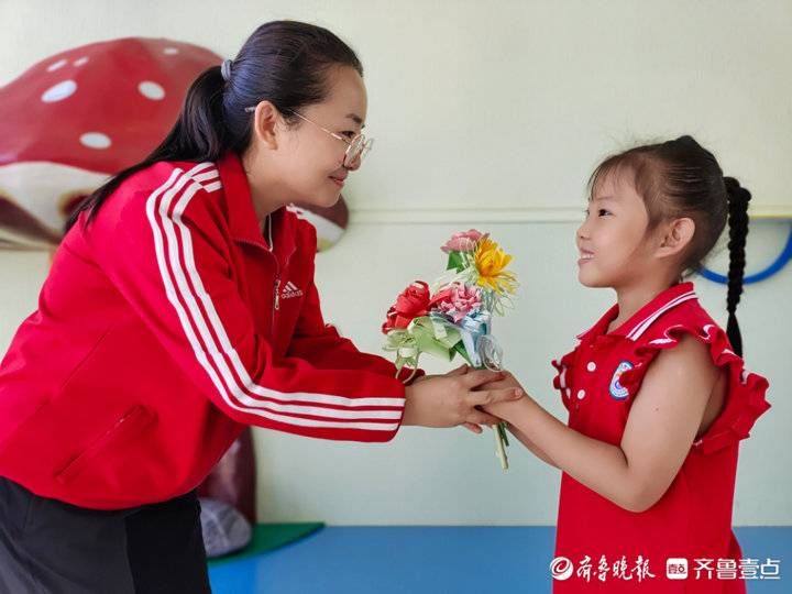 祝福|幼儿园小朋友为教师送上节日祝福