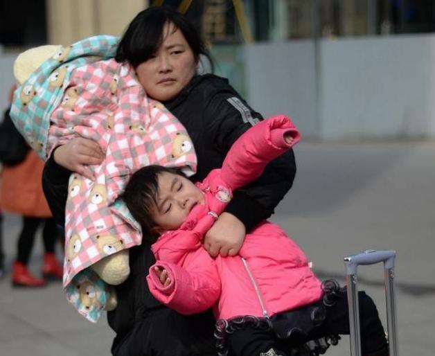 妈妈们|中国幼儿园门口是“睡衣妈妈”,日本幼儿园门口堪比“选美大赛”