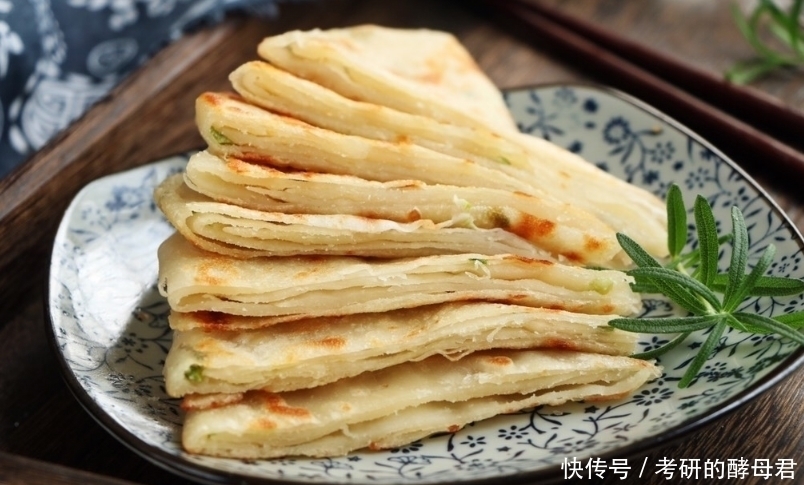 面用|烙饼又干又硬是和面用错了水,牢记3点,饼柔软筋道,放凉不硬