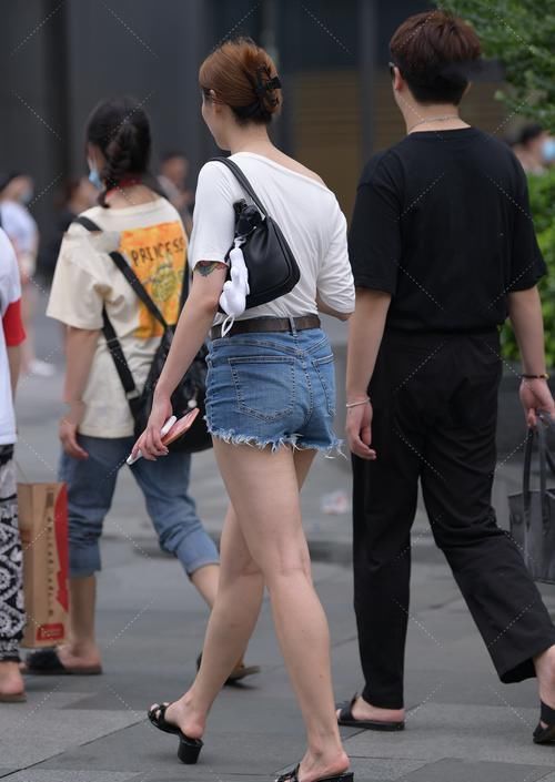 露肩一字U领短袖另类穿法，搭配短裤，轻松显出大长腿