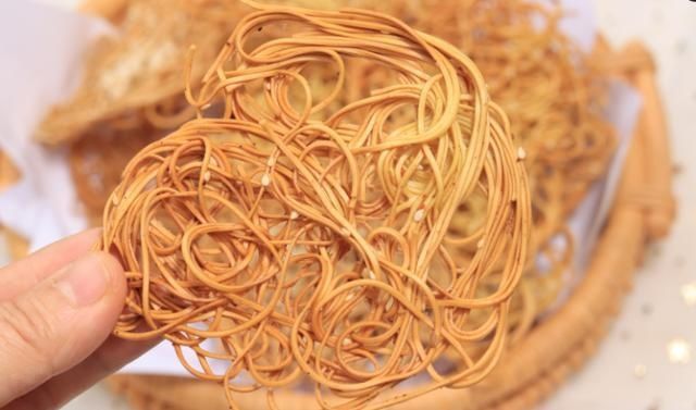  小时候爱吃的干脆面，原来做法如此简单，比买的好吃又健康