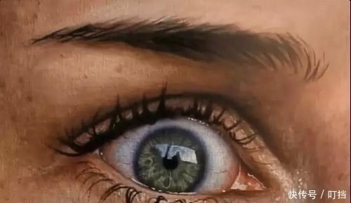 巨佬&巨浪中浮现黑影,走近看见一条巨物卧在海滩,小妹发疯似的跑起来