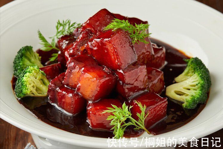 炖红烧肉，不用油不用水，牢记3个窍门，出锅又香又糯，入口即化