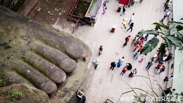 中国人气最高的佛像，游客排队去“抱佛脚”，爬上佛头要排队半天