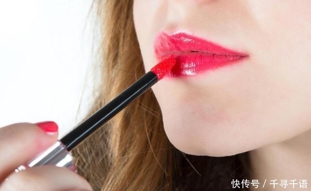 时颜|涂口红时,最好避开3个“低级错误”,很多女生不懂,难怪老掉色