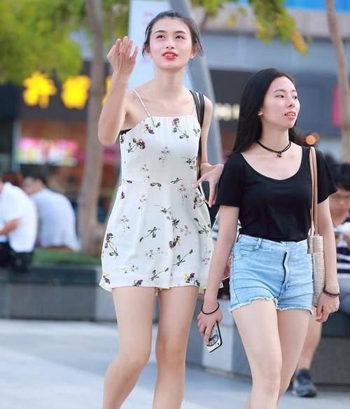 展露|街拍美女:身材高挑女生,吊带展露美丽的天鹅颈,肌肤光滑如玉