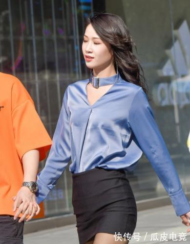 高挑 蓝色衬衫搭配黑色包臀裙,高挑优雅,气质迷人