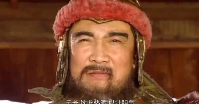 关羽|演义中曹操为何不派人战华雄,反而让功于关羽?你看袁绍兄弟干了啥