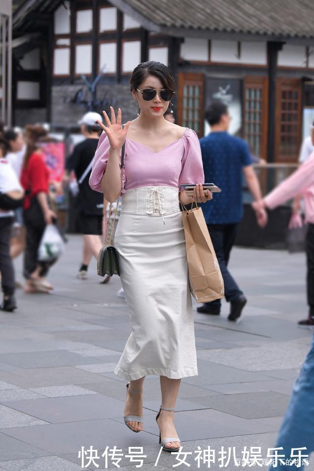 气质女生的半身长裙穿搭示范，简单修身又耐看，给你想要的优雅感