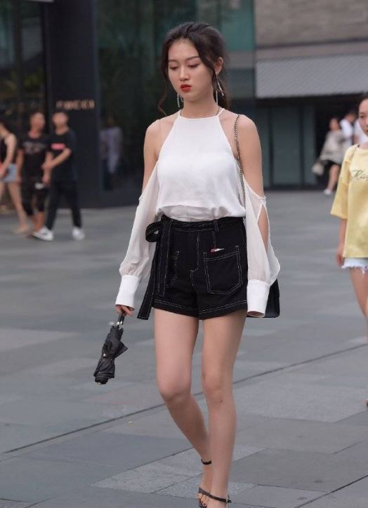 街拍集:牛仔短裤小姐姐优雅的气质,成为人群中的焦点
