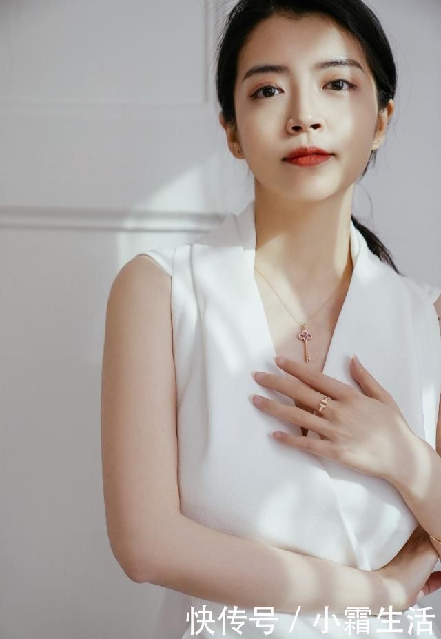 黏腻感|三木教你穿搭，白色T恤搭麻棉阔腿裤，40岁女人告别“大妈装”