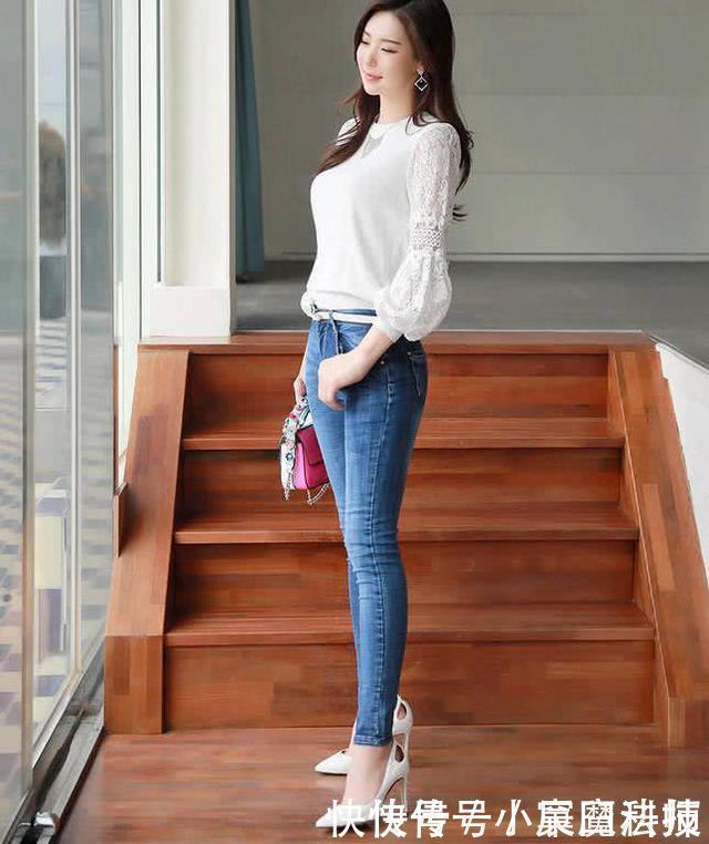 小姐姐穿紧身牛仔裤,凸显女性优美的身体曲线,大街上回头率超高