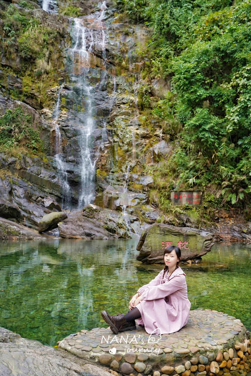 岭南四大名山之一，风景秀丽，顶有一湖终年翠绿如宝石