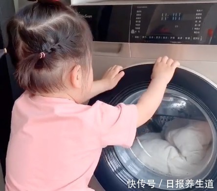 奶奶|宝宝发现被子被洗了,气得直跺脚,无奈之下的决定把奶奶萌到了!