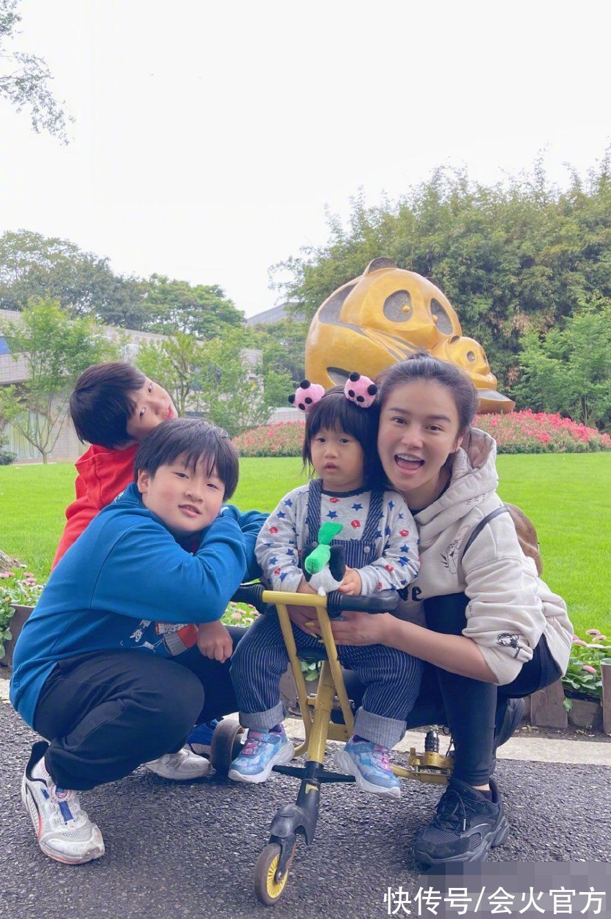 爸爸去哪儿|邹市明大儿子近照变化大！身形壮实皮肤黝黑，趴地上给弟弟当马骑
