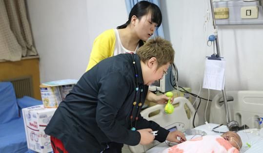 低俗|3岁男童最后没有抢救过来,这种低俗的逗娃方式,家长一定要禁止