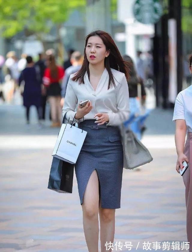 牛仔短裤 出街时搭配白色背心,穿戴宽松牛仔短裤,看上去充满气质与美感!