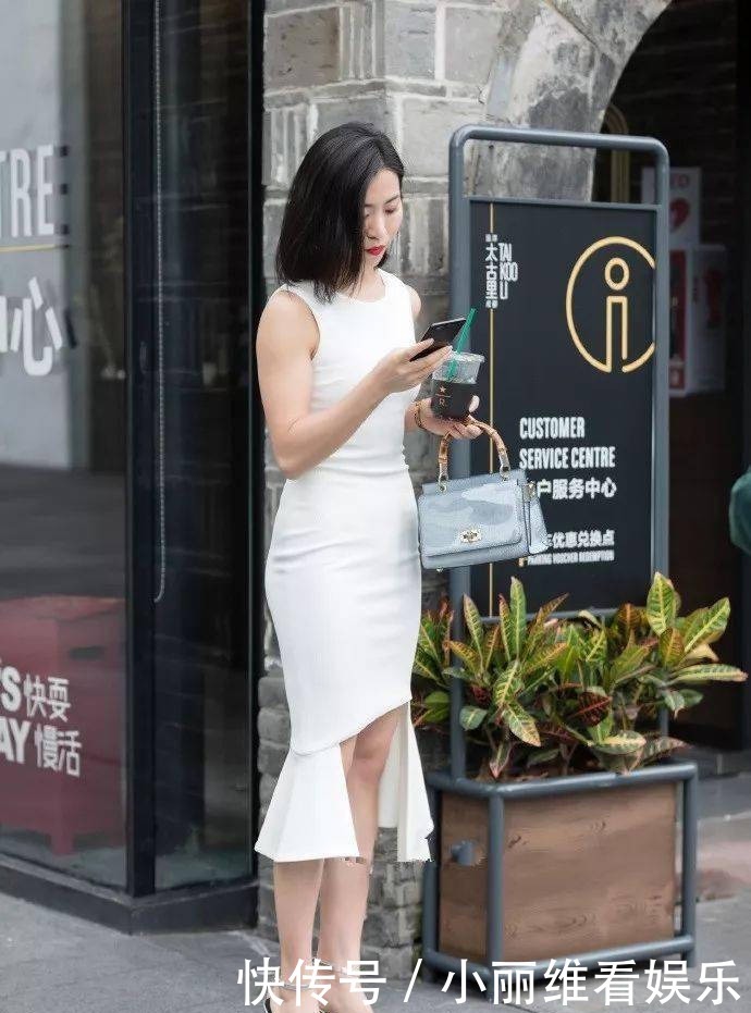 美女脚上搭配一双小高跟鞋,穿起来更加的显高,穿出时尚的效果