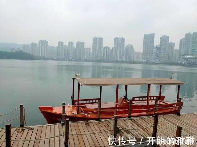 梅溪湖@《五绝·冬日游梅溪湖》逍遥碧水边,湖清树自闲