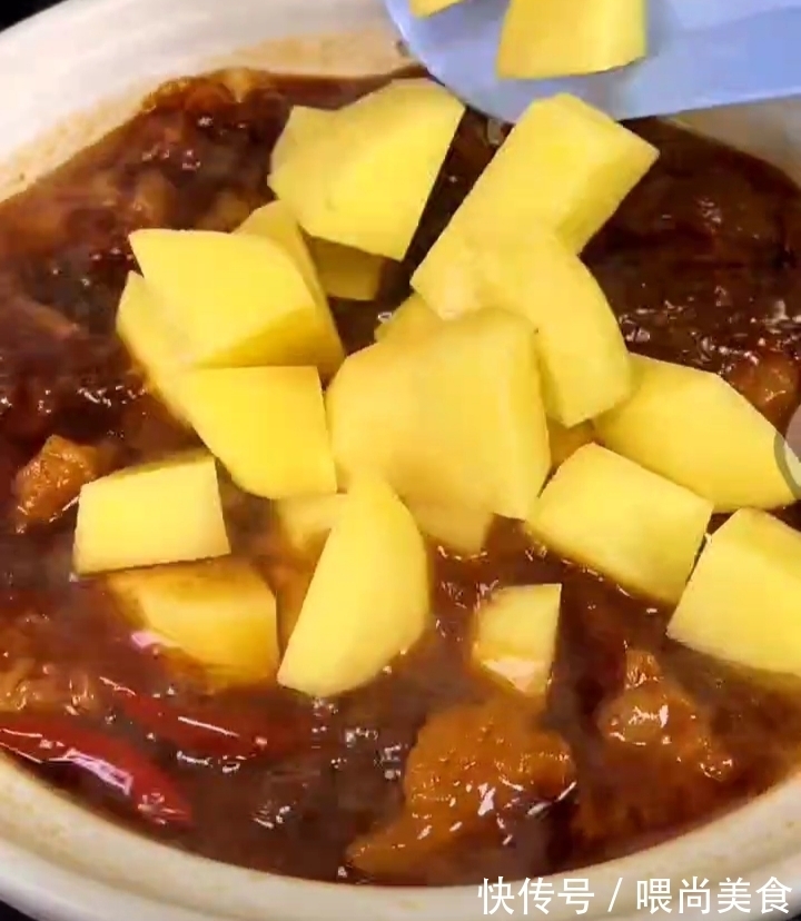 这道美味的“土豆烧牛肉”汤汁浓郁，软烂入味，小孩子特别爱吃！