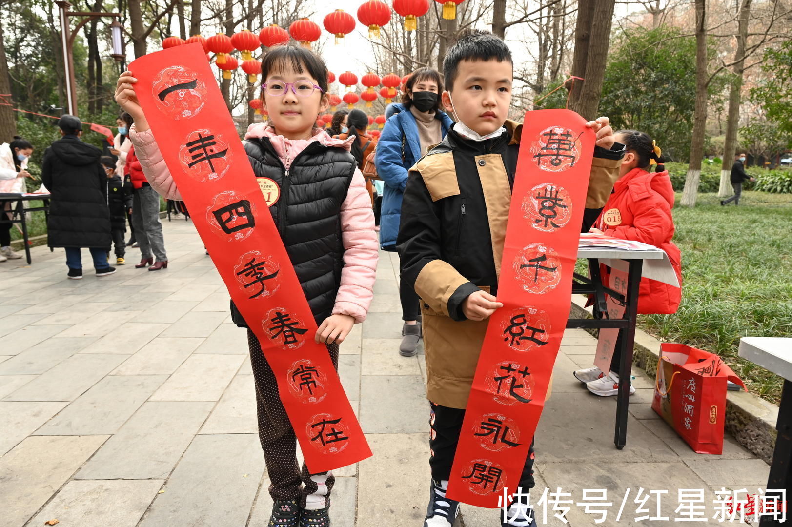 书法家|“虎跃新程”！上百名小小书法家人民公园挥毫泼墨，送出近600幅福字和春联