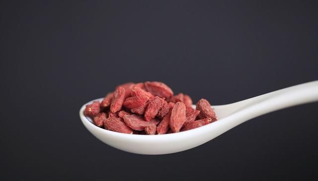 身体|枸杞和它“天生一对”,泡水喝,给肝肾“冲个澡”,气色也变好了