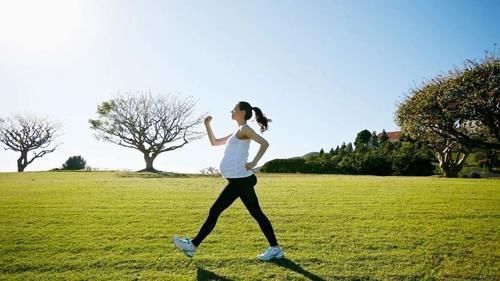 怀孕|怀孕8个月,马甲线清晰可见,分娩后身体立即恢复,却被网友骂惨