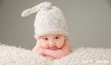 爸爸姓毒,爷爷给孙子取名字,上户口时工作人员大呼第一次见