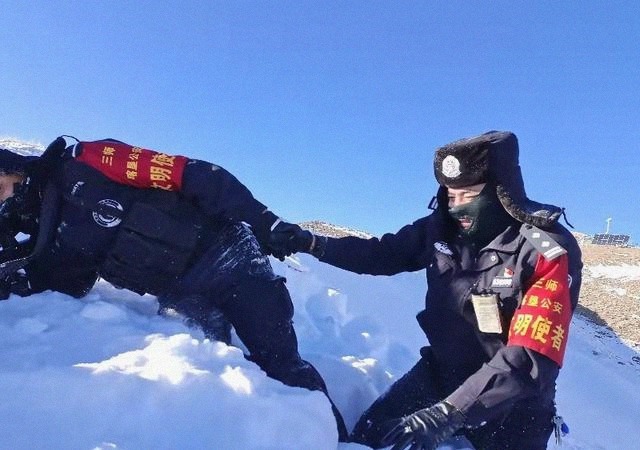 护边民警|他们在海拔3800米上守卫边疆，连呼吸都是雪的味道……