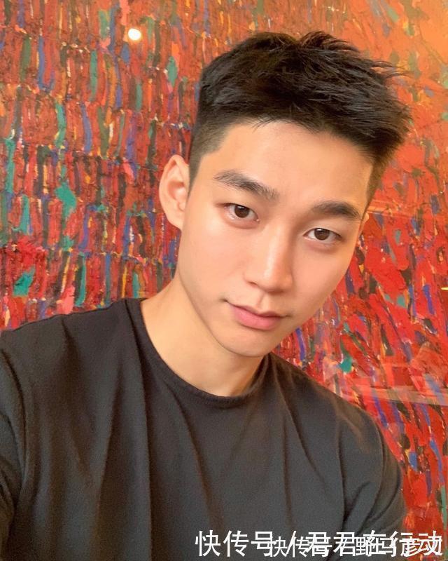 头发 男生“中分发型”已经out了,今秋留这4款潮男发型,个性帅气