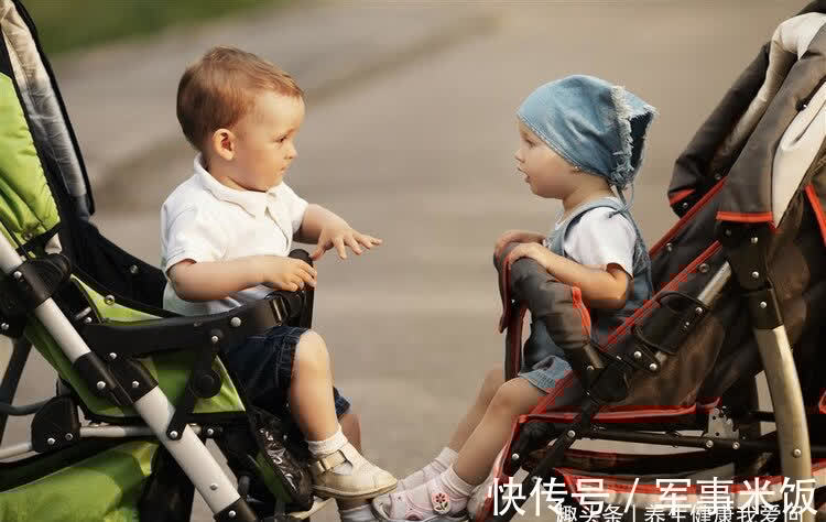 危险期|1岁宝宝摔下床,奶奶一个大意的举动让娃停止呼吸,父母需重视