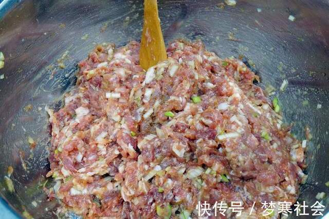肉馅|调肉馅时，最忌放料酒去腥，大厨教你一招，肉馅鲜嫩多汁，没腥味