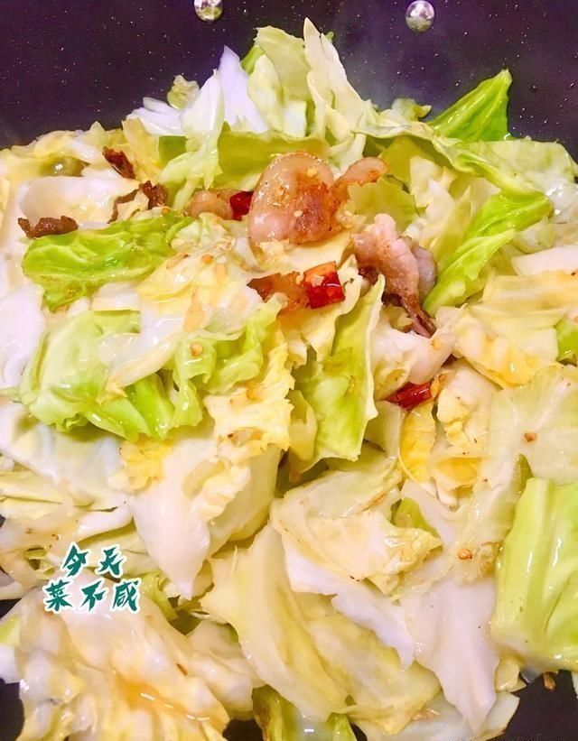 炒成|包菜的做法非常简单,但炒成大厨师的味儿来,你得那样做,必须这两步