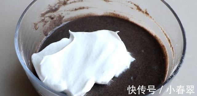 牛奶|黑米发糕做法,鸡蛋加牛奶上锅蒸一蒸,软糯香甜营养满满