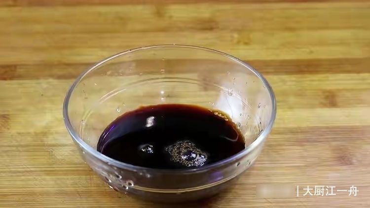 中老年人|炒茄子，先放油就错了，大厨教你炒茄子不吸油的做法，好吃又解馋