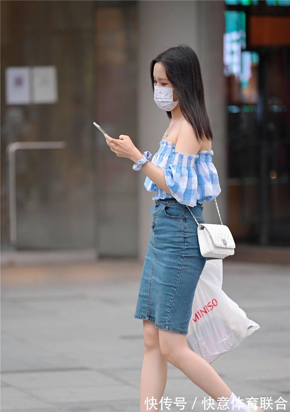 美女 牛仔短裙,夏季清凉穿搭,是很多时尚姑娘喜欢的款式!