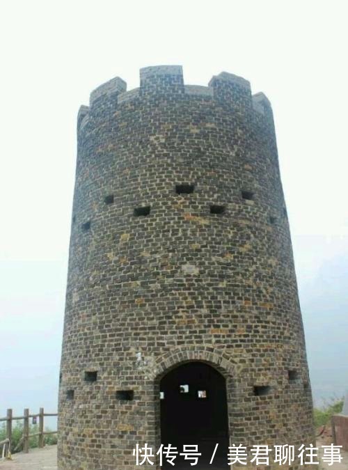 解决|日军躲在炮楼里，我军士兵久攻不下，一位农民路过解决炮楼