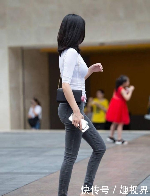 颜值|街拍: 有时候身材比颜值更重要, 这位美女做了最好的诠释