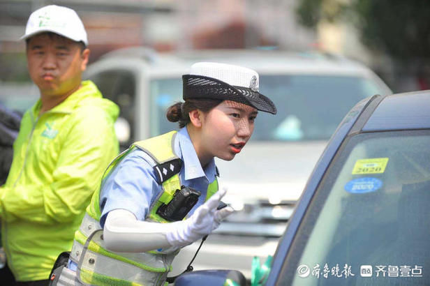 高考|高考考点外，女交警烈日下护送考生入场