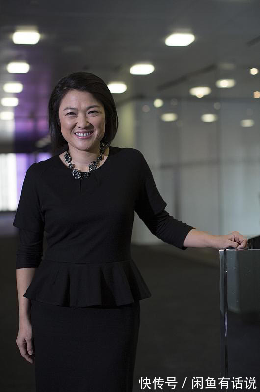 穿搭|潘石屹老婆罕露面,短发配蓝裙气场强大,两口子精英气质还真登对