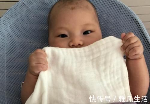 团子|宝爸发现女儿“拉臭臭”后,露出嫌弃表情,抱娃姿势成笑点