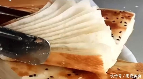 3个鸡蛋,做出家人爱吃的鸡蛋饼,层次分明,美味诱人,总不够吃