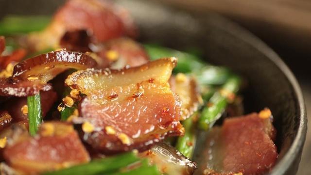 腌腊肉时，别只会加盐，再加此2种料，肉更入味，香味更浓！